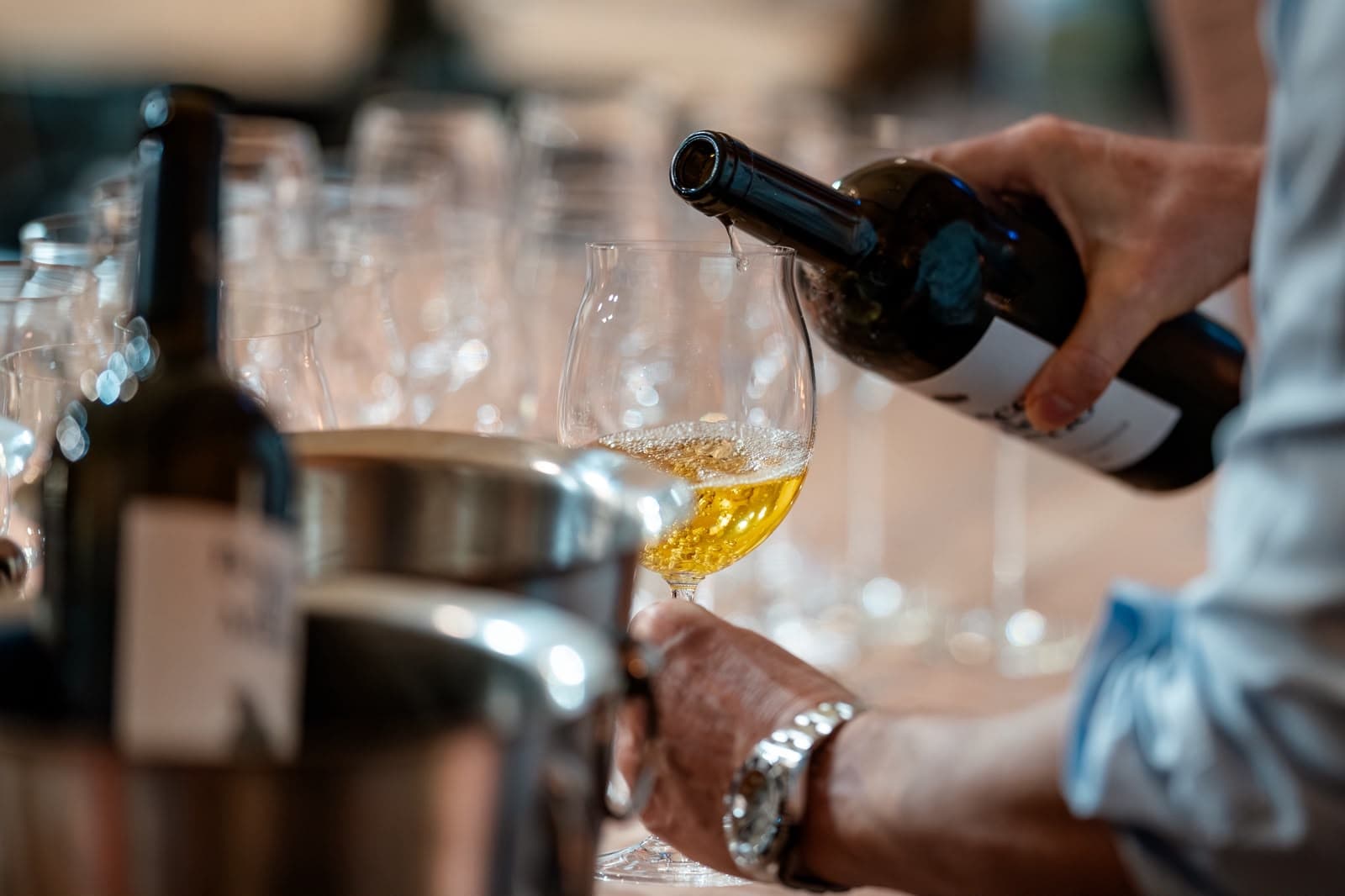 Weißwein im Rotweinglas